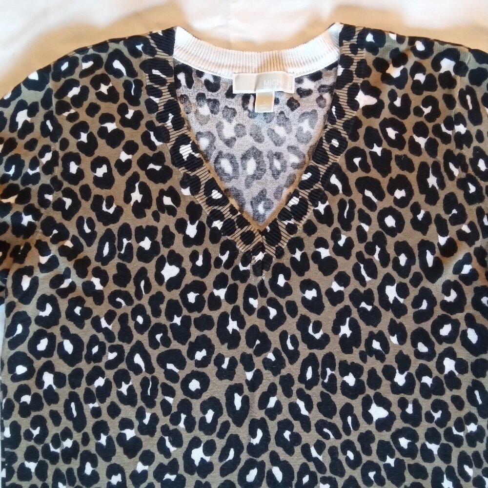 Women's leopard print large Michael Kors V-neck pull-over sweater
